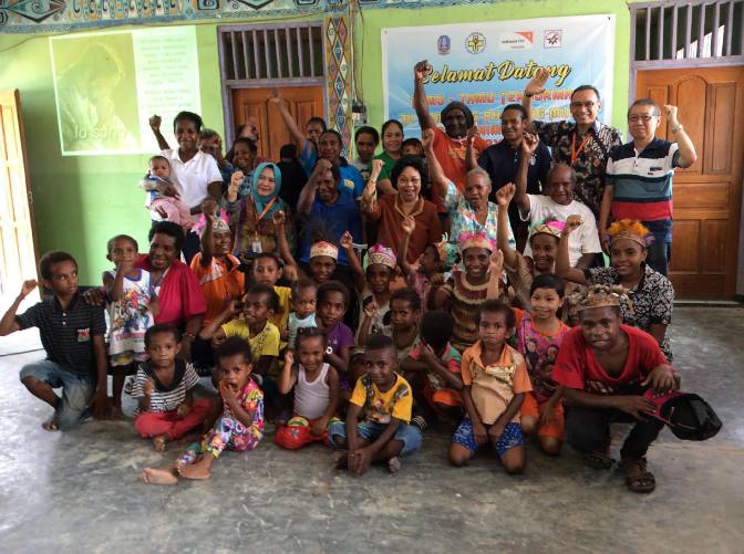 Warga dan petugas kesehatan berkumpul di sebuah kampung di Papua